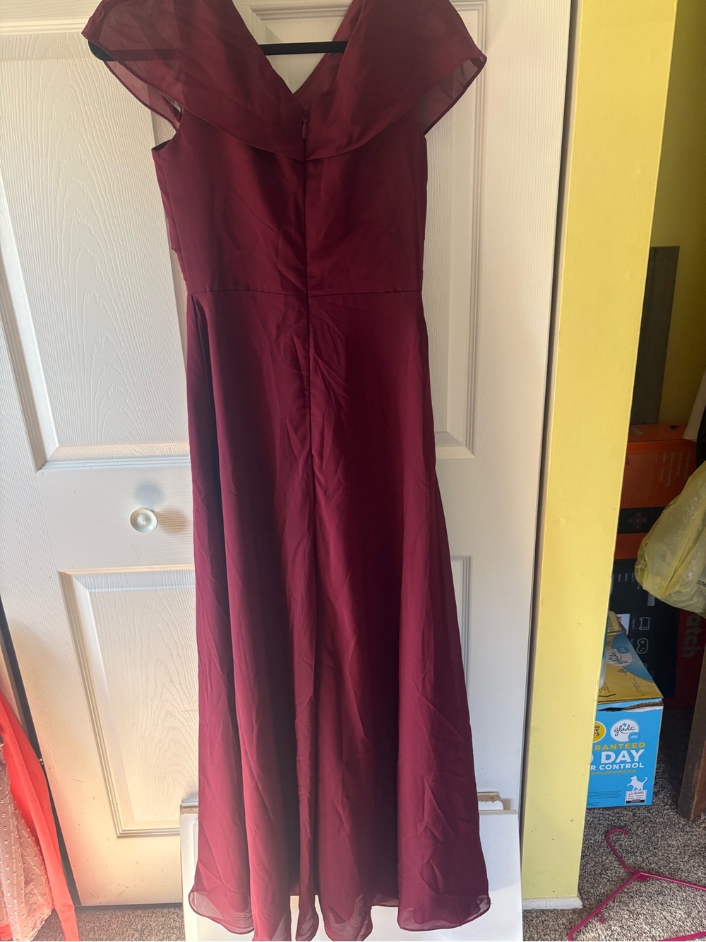 Elegant Burgundy Evening Dress with Draped Ruffle and Brooch - Picture 4 of 6